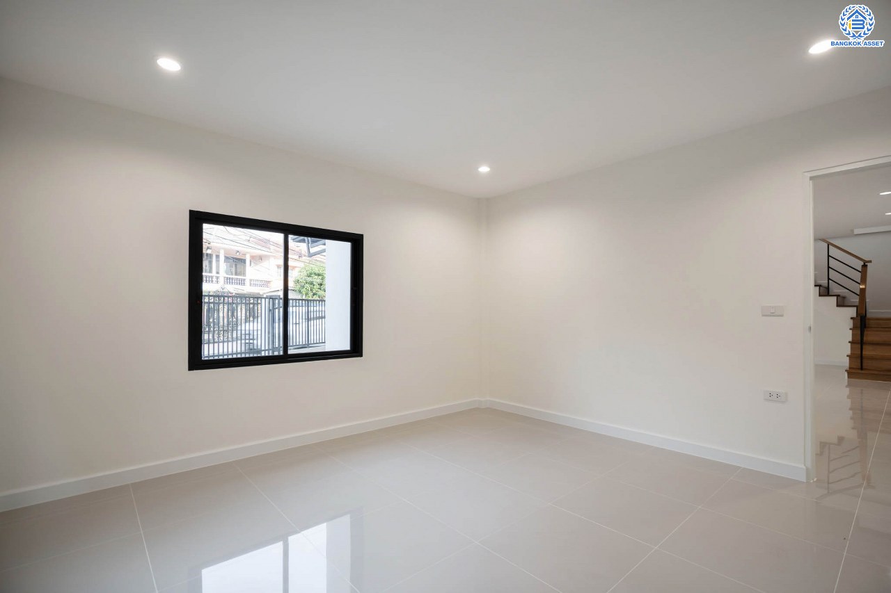 บ้านมือสองตกแต่งใหม่ โครงการ บูรพาวิลล่า3 บรมราชชนนี เนื้อที่ 60 ตร.ว. ฟังก์ชันครบ 4 ห้องนอน 3 ห้องน้ำ 1 ห้องอเนกประสงค์ 2 ที่จอดรถ บ้านสวยสภาพดี พร้อมเข้าอยู่ บนทำเลศักยภาพเข้า-ออกได้หลายเส้นทาง ใกล้รถไฟฟ้าสายสีน้ำเงิน "สถานีไฟฉาย" และทางด่วน "ศรีรัช"